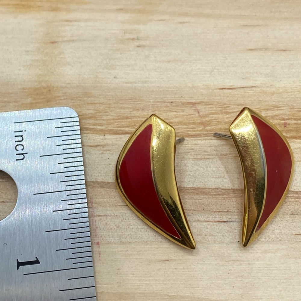 Monet vintage ted enamel gold tone stud earrings 
Great condition - Picture 2 of 3